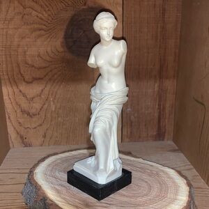 Vintage G.Ruggeri  Italy Venus de Milo Resin Sculpture  with Marble Stand